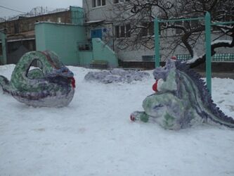 В колонии Тимошенко слепили из снега сказочных персонажей. Фото