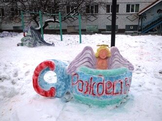 У колонії Тимошенко зліпили зі снігу казкових персонажів. Фото