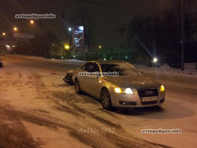 В Киеве скутер на снегу и при -10°С не довез пиццу, попав в ДТП