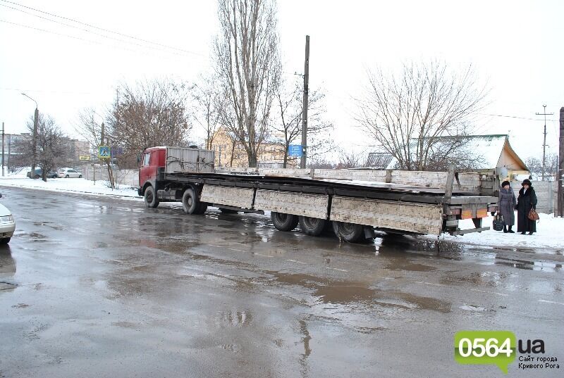 В Кривом Роге 3-тонный лист металла с фуры сплющил "Хонду"