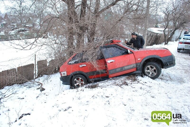 В Кривом Роге 3-тонный лист металла с фуры сплющил "Хонду"