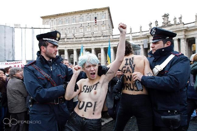FEMEN "украсили" воскресную мессу Папы Римского. Фото. Видео