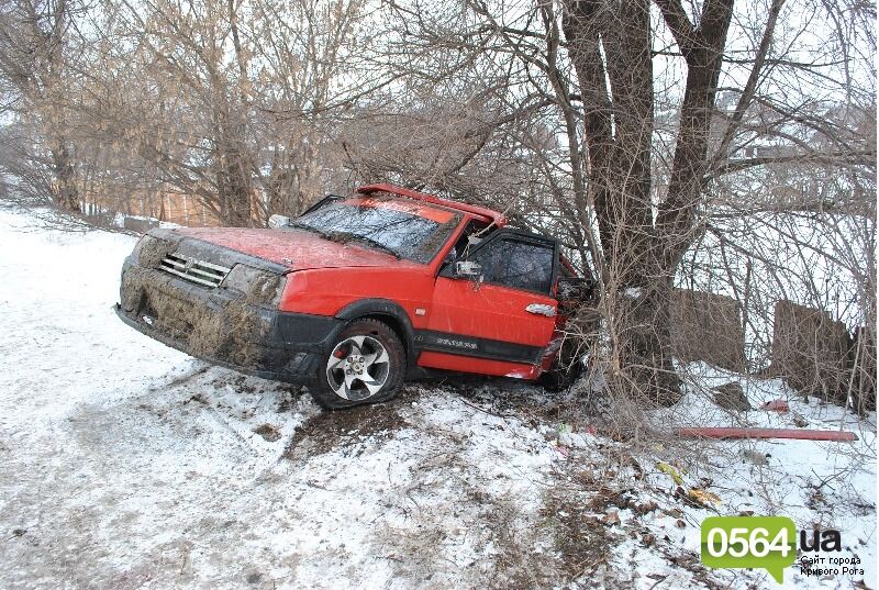 В Кривом Роге 3-тонный лист металла с фуры сплющил "Хонду"