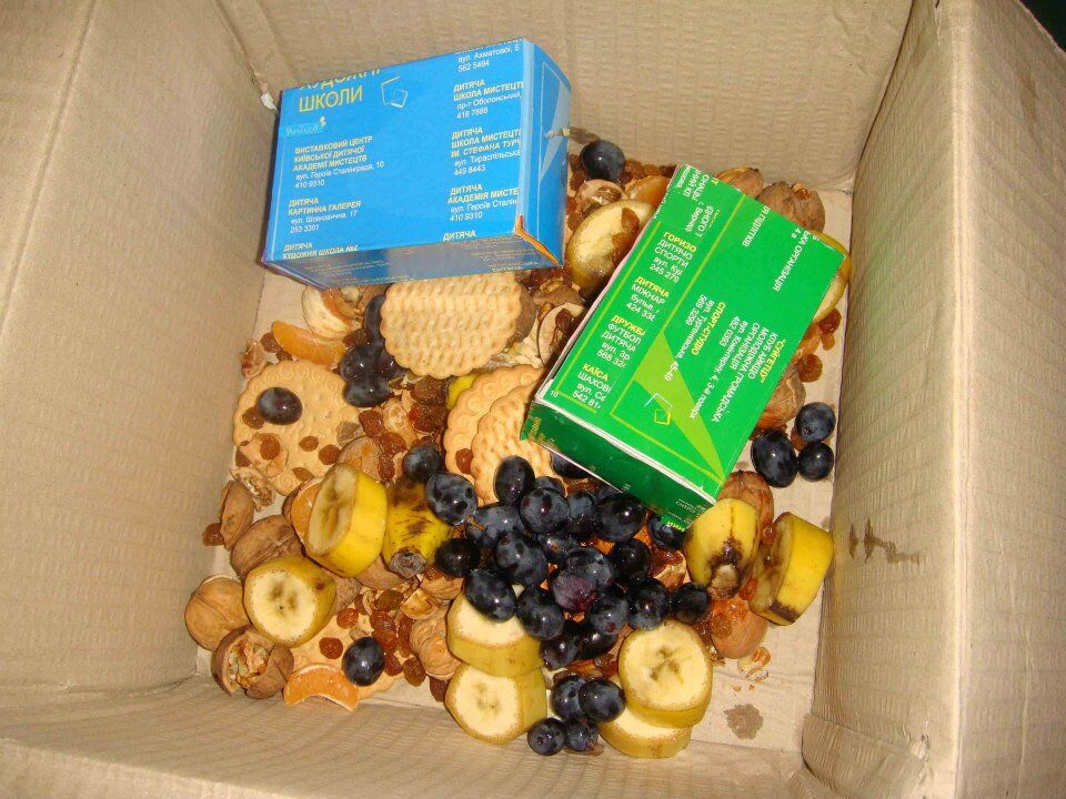 В зоопарке подарили обезьянам "новогодние наборы"