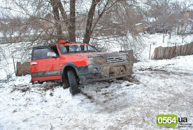В Кривом Роге 3-тонный лист металла с фуры сплющил "Хонду"