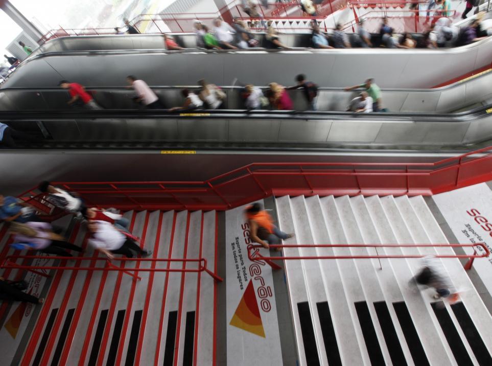 Музыкальная лестница-пианино на ж/д вокзале. Фото, Видео  