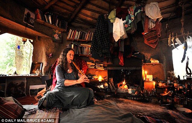 Выпускница Оксфордского университета живет в лесу, как хоббит. Фото
