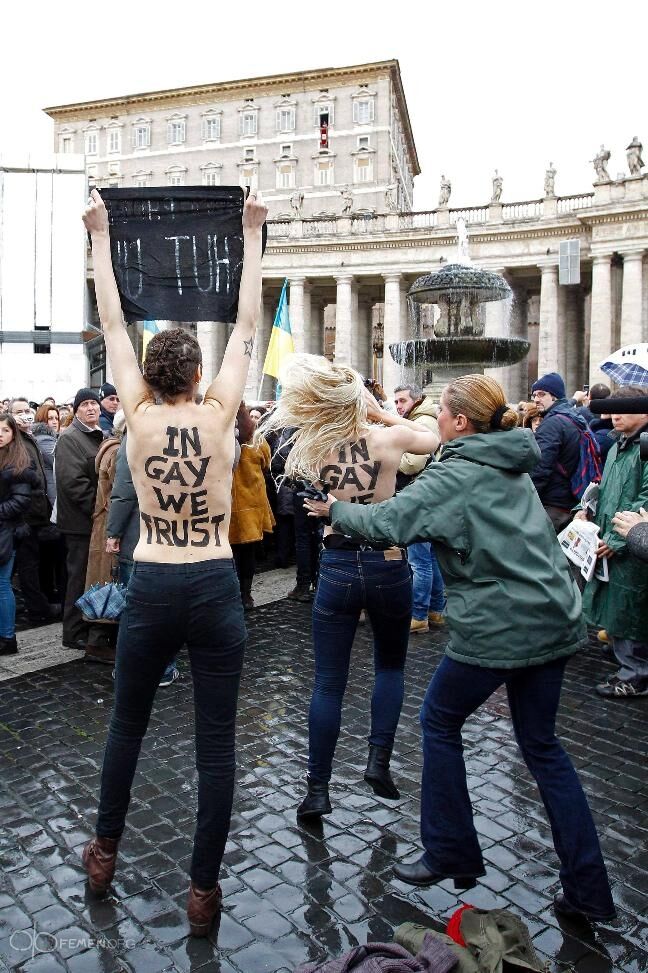 FEMEN "прикрасили" недільну месу Папи Римського. Фото. Відео