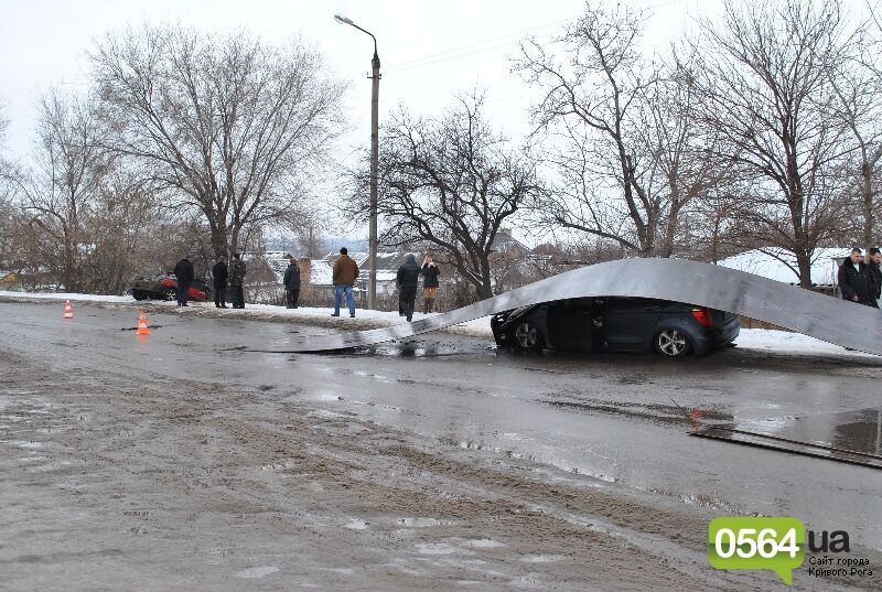 В Кривом Роге 3-тонный лист металла с фуры сплющил "Хонду"