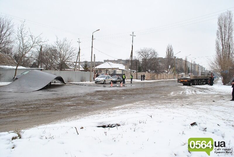 В Кривом Роге 3-тонный лист металла с фуры сплющил "Хонду"