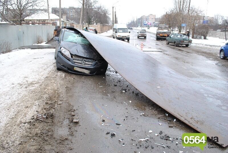 В Кривом Роге 3-тонный лист металла с фуры сплющил "Хонду"