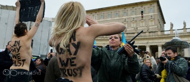 FEMEN "прикрасили" недільну месу Папи Римського. Фото. Відео