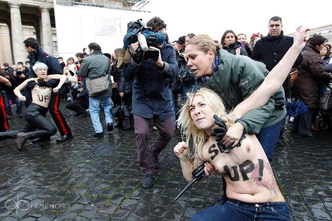 FEMEN "украсили" воскресную мессу Папы Римского. Фото. Видео