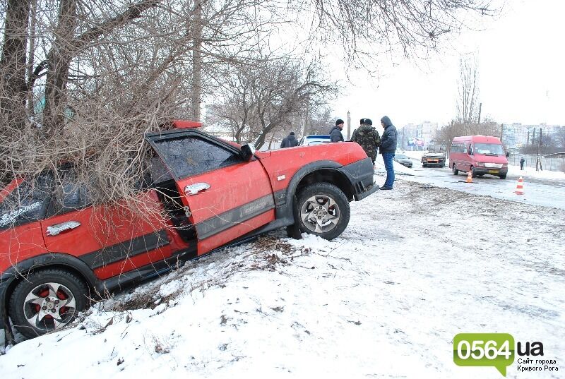 В Кривом Роге 3-тонный лист металла с фуры сплющил "Хонду"