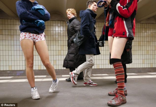 Пасажири метро по всьому світу відзначили день без штанів