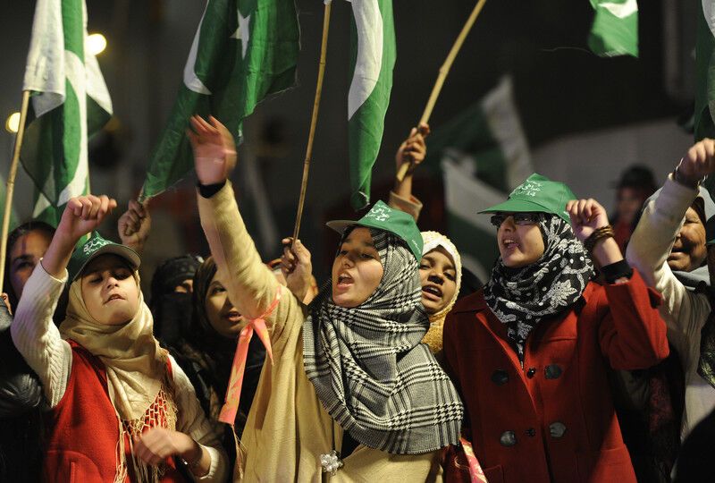 Десятки тысяч манифестантов парализовали столицу Пакистана