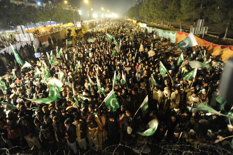 Десятки тысяч манифестантов парализовали столицу Пакистана