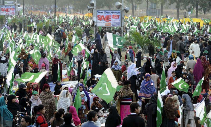 Десятки тысяч манифестантов парализовали столицу Пакистана