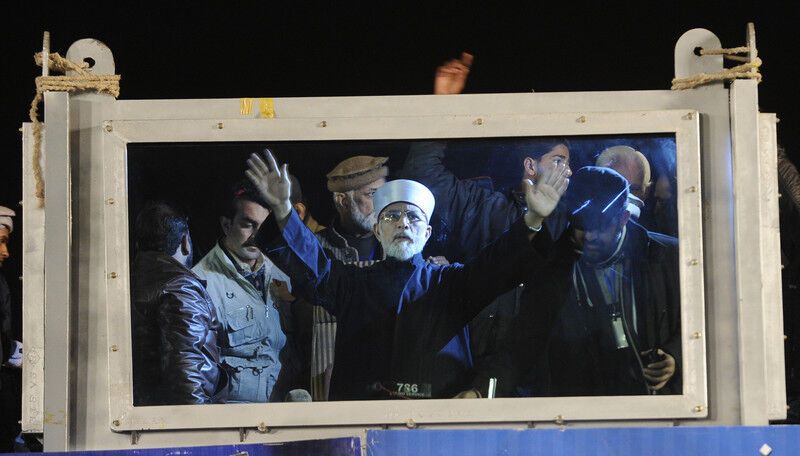 Десятки тысяч манифестантов парализовали столицу Пакистана