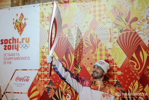 Факел Олімпійських ігор у Сочі порівняли з етикеткою горілки. Фото