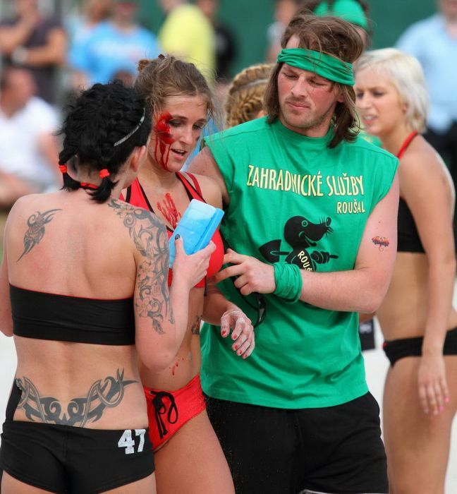 В футбол играют только сексуальные девушки. фото