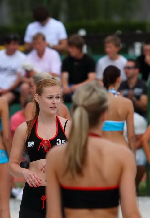 В футбол играют только сексуальные девушки. фото