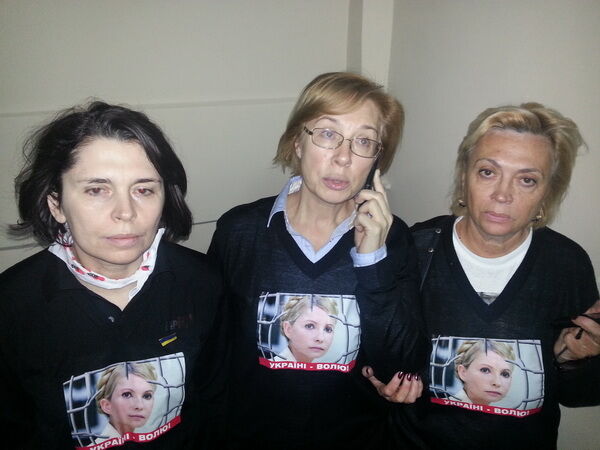 Соратниць Тимошенко винесли "за руки і ноги" - нардеп