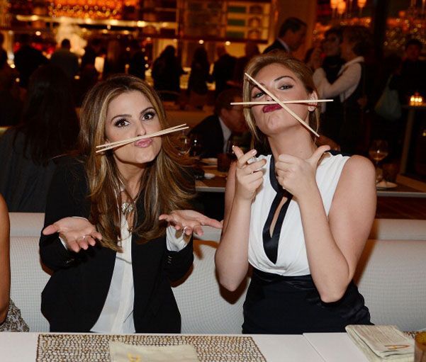 Голливудские актрисы веселятся на открытии ресторана. Фото