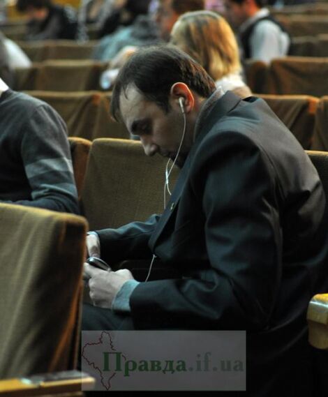 Соратник Тягнибока на сессии горсовета смотрел Gangnam Style. Фото