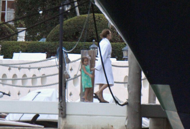 Лопес отдыхает на берегах Атлантического океана. Фото