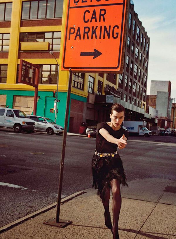 Йовович изображает спецагента Vogue. Фото