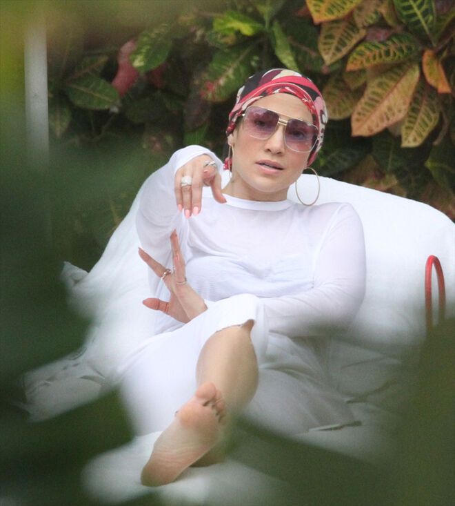 Лопес отдыхает на берегах Атлантического океана. Фото