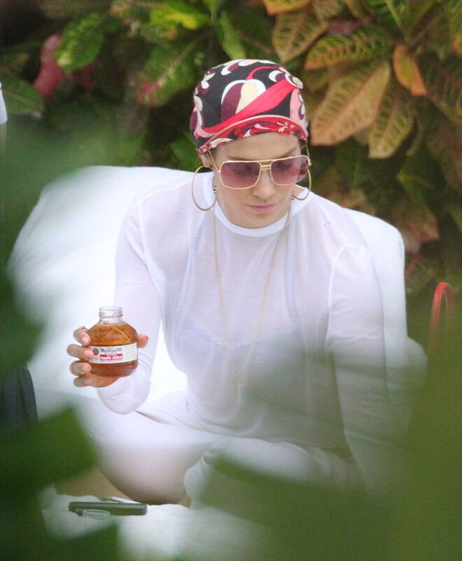 Лопес отдыхает на берегах Атлантического океана. Фото