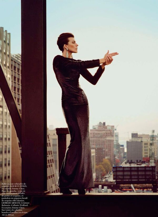 Йовович изображает спецагента Vogue. Фото