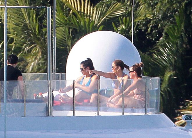 Лопес отдыхает на берегах Атлантического океана. Фото