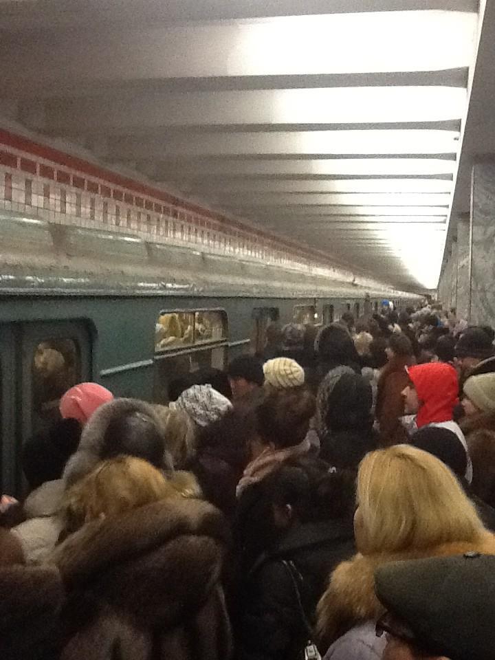 Снегопад привел к давке в московском метро. Видео