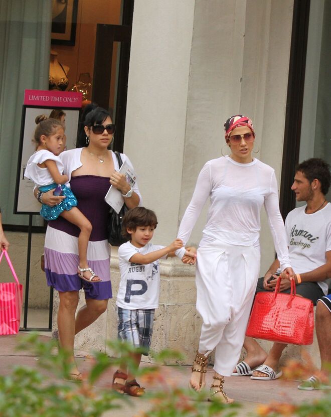 Лопес отдыхает на берегах Атлантического океана. Фото