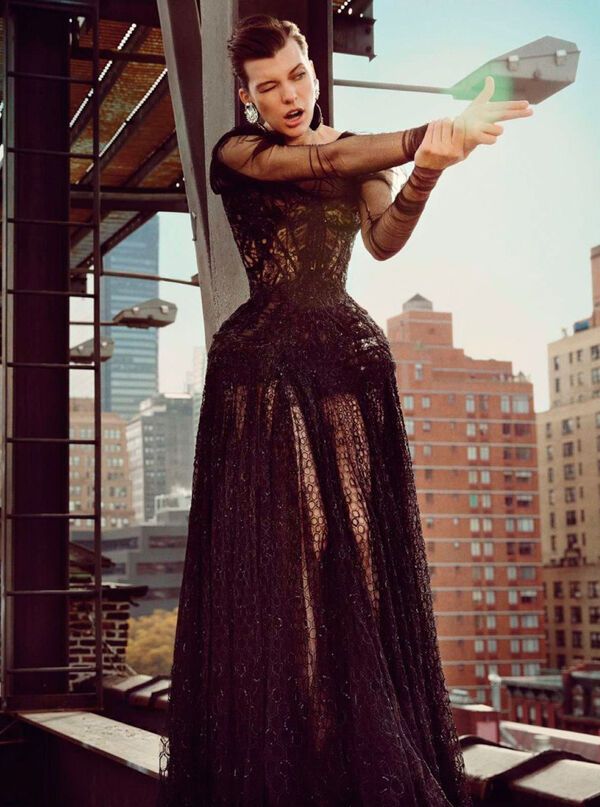 Йовович изображает спецагента Vogue. Фото