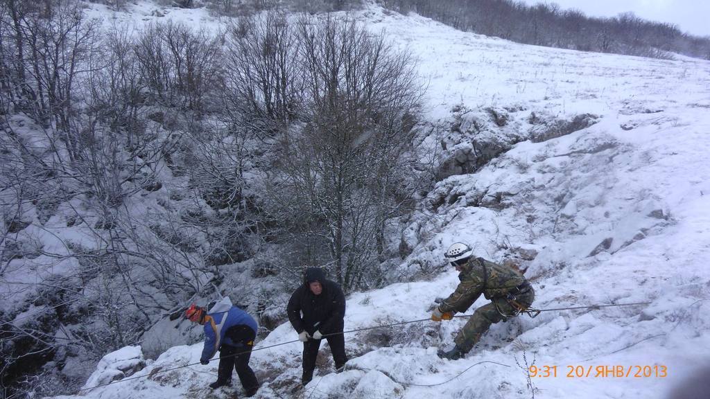 В Крыму спелеолога убил упавший в пещеру автомобиль. Фото