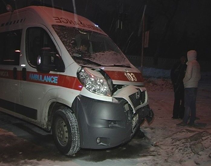 ДТП в Киеве: девушка на "Крайслере" не пропустила "скорую"