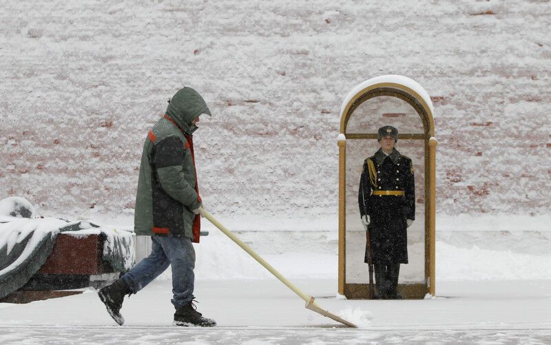 Москву замело: пішоходи ледве пересуваються, а водії відкопують машини. Відео