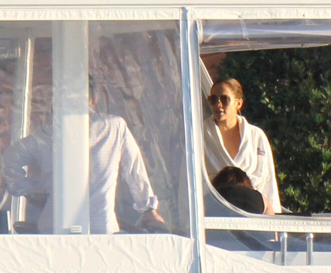 Лопес отдыхает на берегах Атлантического океана. Фото