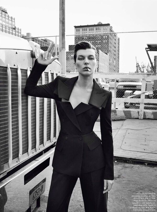 Йовович изображает спецагента Vogue. Фото