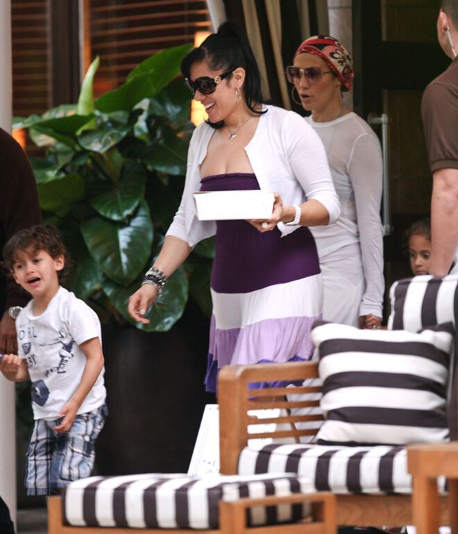 Лопес отдыхает на берегах Атлантического океана. Фото