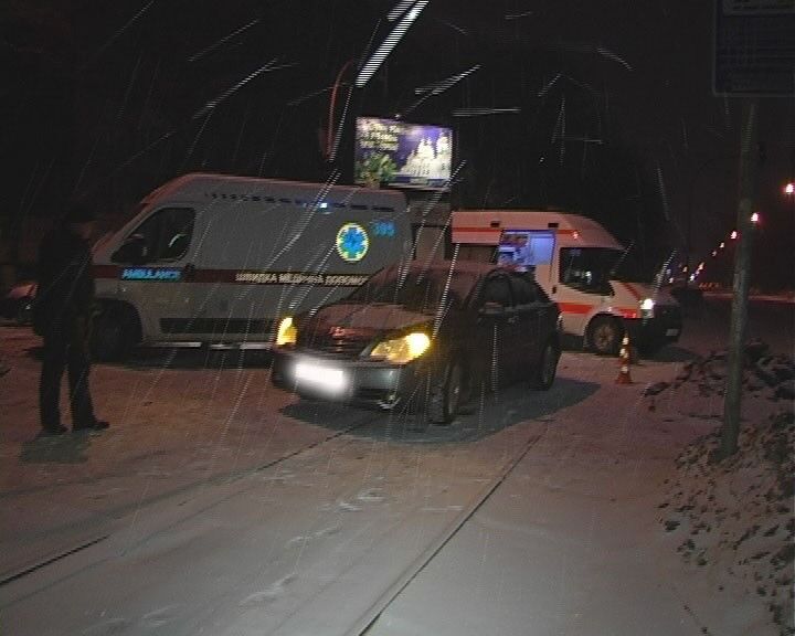 ДТП в Киеве: девушка на "Крайслере" не пропустила "скорую"