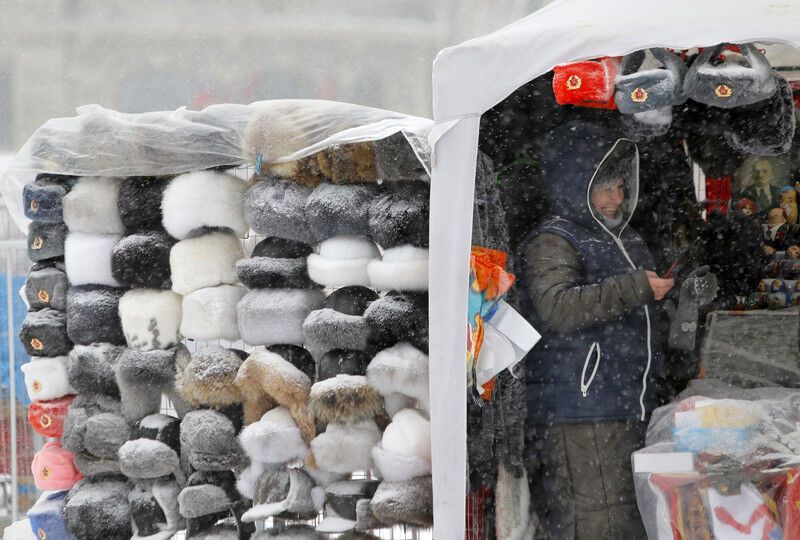 Москву замело: пешеходы еле передвигаются, а водители откапывают машины. Видео