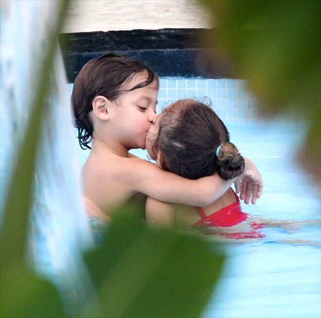 Лопес отдыхает на берегах Атлантического океана. Фото