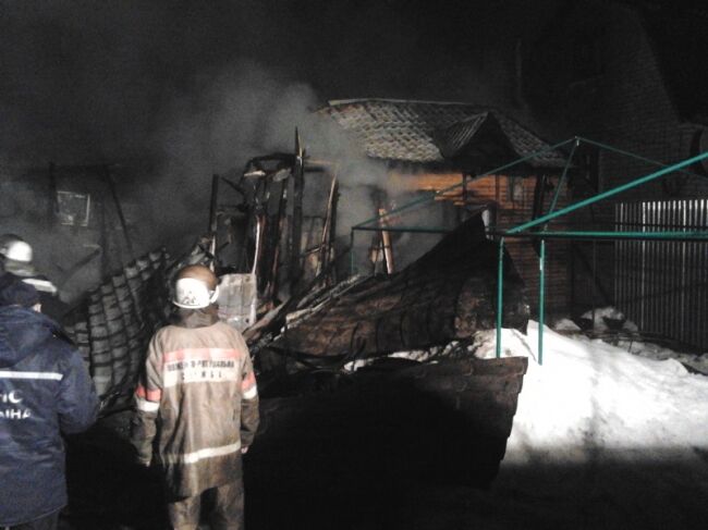 В Киеве сгорели кафе и трехэтажный дом. Видео