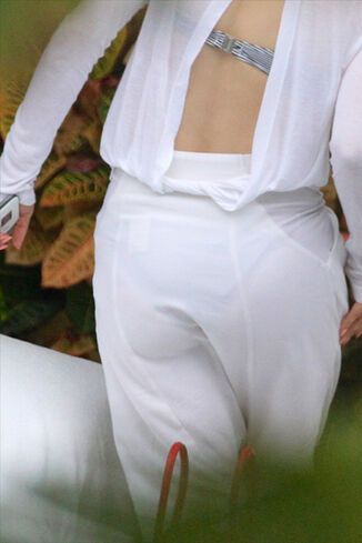 Лопес отдыхает на берегах Атлантического океана. Фото