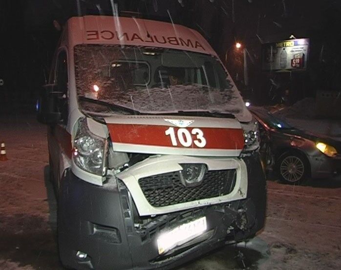ДТП в Киеве: девушка на "Крайслере" не пропустила "скорую"